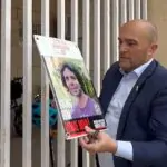 מרגש: השלט לשחרור עופר קלדרון הוסר משגרירות צרפת בתל אביב