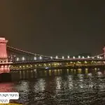 מחווה בינלאומית: גשר השלשלאות בבודפשט הואר לזכר משפחת ביבס