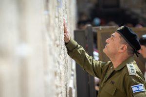 הרמטכ"ל החדש אייל זמיר בכותל: "נפעל ונאמין כי בכוחנו להגן על ארץ ישראל"