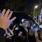 עומר שם טוב הגיע לביתו: עשרות קיבלו את פניו עם דגלים