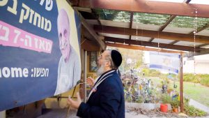 "שמח כששמע שחזרתי בתשובה" | בנו המאומץ של שלמה מנצור נפרד