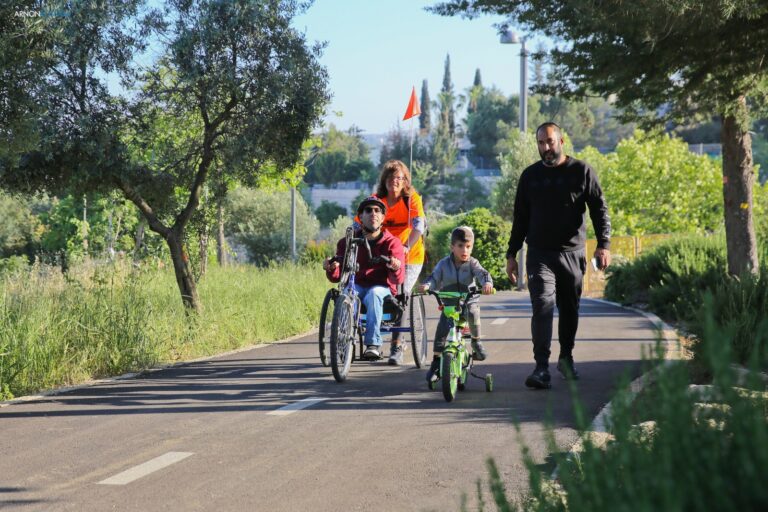 אף פעם לא מאוחר: שיעורי רכיבה על אופניים לתושבי ירושלים