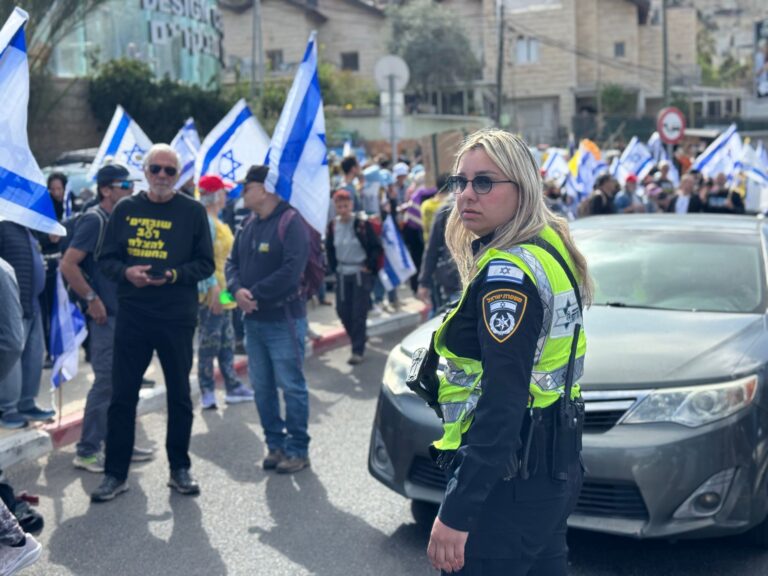 אלפים בצעדת המחאה בירושלים, שנפתחה בתפילה לשלום המדינה והשבת החטופים