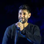 על הבמה: עידן עמדי ירד לחבק את האיש שהציל את חייו