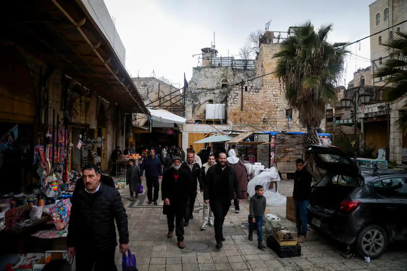 מאות פריטי לחימה נתפסו בחנות לבגדי נשים בחברון