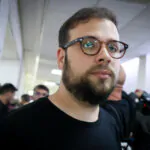 יועצו של נתניהו לא יטוס בכנף ציון – הסיבה המפתיעה