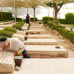 עשרות נשים בחרו להתייצב לצד המשפחות השכולות