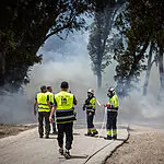 לוחמי האש זינקו לתוך הלהבות : צפו בתיעוד