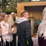 עם קביים: הלוחם שנפצע פתח את ארון הקודש בתפילה החגיגית