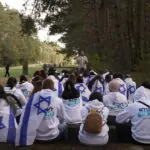 נושאים את הדגל: מתנדבי השירות הלאומי במצעד החיים באושוויץ