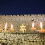 חומות העיר העתיקה בירושלים הוארו בסמלי זיכרון לשואה