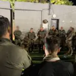 מפקד משמר הגבול נפגש עם המסתערבים שחברם נפל בקרב