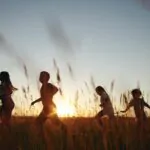 יום המודעות לאוטיזם: היוזמה המרגשת של תלמידי כיתה ו' עם מגמת תקשורת