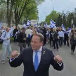 בין חרבות ברזל לצעדת החיים עם דגלים מונפים – עם ישראל חי