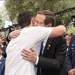 עומר שם טוב בטקס החיילים המצטיינים: "היה לי משפט קבוע בשבי – 'עוד קצת, עוד טיפה'"