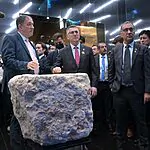 האבן העתיקה והפסוקים מהתנ"ך זוכים למאות אלפי מבקרים ביפן