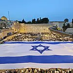 עם דגל ישראל ענק: ערב יום ירושלים ברחבת הכותל המערבי