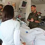 הרוח האיתנה של הלוחמים: אלוף אבי בלוט בביקור חיילים פצועים