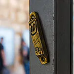 גאווה יהודית בוושינגטון: הבכיר האמריקני קבע מזוזה