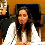 אשתו של גיא הוכמן הגיעה לכנסת – כך הגיב נפתלי בנט