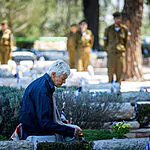 מי מחבק את הסבים של הנופלים? הנה התשובה