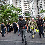 צפו בתיעוד: לוחמי האש מחלצים בגבורה אזרחים מבניין שהופצץ בטיל איראני