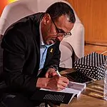 אלי שרעבי כובש את ארה"ב: מקום 4 ברשימת רבי המכר של העיתון הנחשב