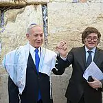 "עם ישראל חי": נשיא ארגנטינה ביקר בכותל המערבי, הטמין פתק ונשא תפילה