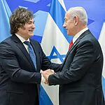 חיבוק חם והרבה מגע: המפגש של נתניהו עם נשיא ארגנטינה