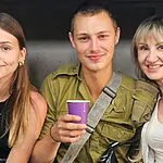 "הפכת אותי למי שאני": אליענה זקס סופדת לאמה ואחיה שנרצחו מפגיעת הטיל