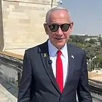 עומד על הגג ועם משקפים: נתניהו בעדכון על המצב