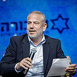 ינון מגל הפתיע בתחפושת מיוחדת – וזה מה שקרה באולפן
