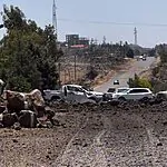 אנשי המשטר בורחים מהתקיפות | צפו בתיעודים