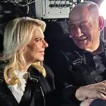 ביחד עם ראש הממשלה ורעייתו הזמר המפורסם פצח בשירה