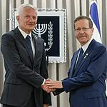 לאחר ארבע שנים: השגריר החדש התקבל בבית הנשיא