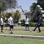 מרגש: הנשיא שיחק כדורגל עם קטועי רגליים | צפו בתיעוד