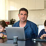 כשהבית והעבודה מתנגשים – זה הפתרון שאף אחד לא מדבר עליו
