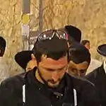 תיעוד מרגש: השוטר הצטרף לתפילה עם המפגינים החרדים