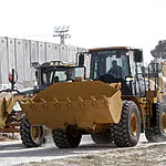 "האיום הוסר": חומות הבטון בין רצועת עזה לנחל עוז יפורקו
