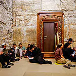 נראה שמזג האוויר מתחשב בצמים השנה