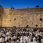 אלפים הגיעו לכותל המערבי לתפילה לאחדות ישראל ולהשבת החטופים