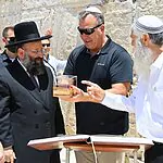 אחרי 40 ביקורים בישראל: לראשונה הגיע המפקד האמריקני לכותל המערבי