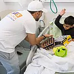 מול מיטות הילדים החולים: זה מה שעשתה משפחת ביבס ביום ההולדת של אריאל