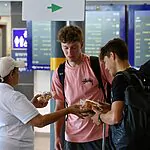 רכבת ישראל חילקה חלות לנוסעים שעמדו בתחנות | תיעוד