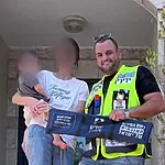 כך חולץ התינוק שננעל ברכב במודיעין | תיעוד