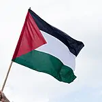 צפו: האוהד נדרש להשליך לפח את דגל אש"ף בכניסה למשחק