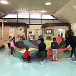 צפו: אלברט איינשטיין חוזר – ומברך את ילדי כפר ורדים