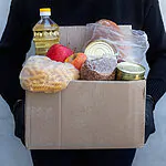 בעשרות אלפי שקלים: הזמר שתרם מזון למשפחות נזקקות