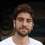 ג'ייק עזב את ארה״ב בשביל אופניים בתל אביב – ונשאר גם אחרי פגיעת הטיל