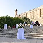 אליאור נעמדה באמצע שוק מחנה יהודה עם שלט – ומצאה חתן